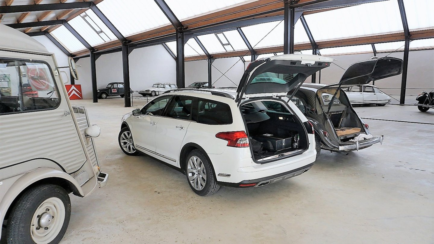 Große Heckklappen haben beide: Der Vorfahr 11CV aus den 50ern und der aktuelle C5 Tourer.