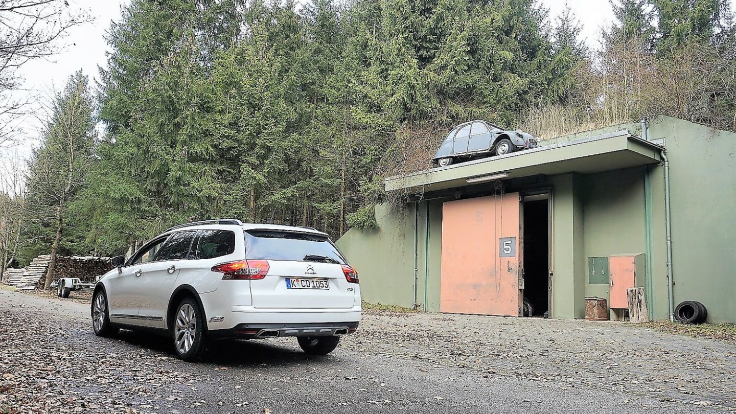 Gegensätze: Die Ente legte sich in die Kurve, der aktuelle C5 hat kaum Seitenneigung.