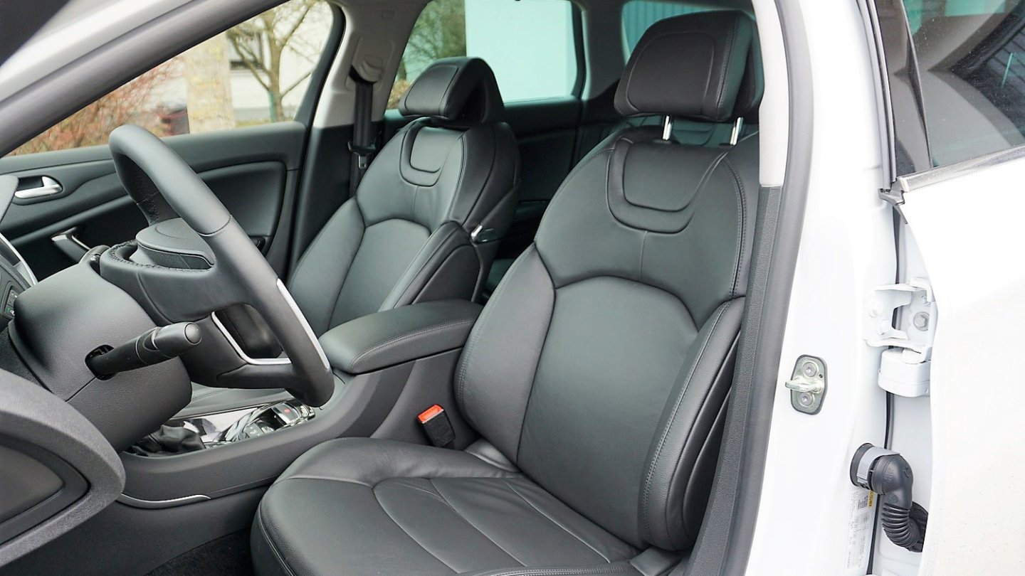 Die viel zu kleinen Sitze mit den tiefen Kopfstützen passen leider nicht zum Komforanspruch des C5.