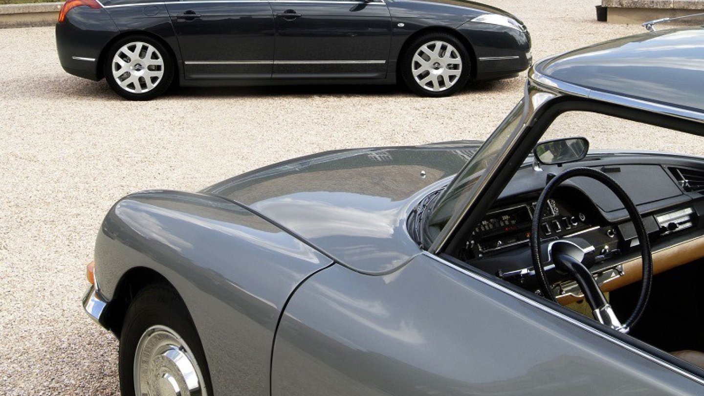 Ja! Der darf das! Der alte C6 hat genug Charisma, sich mit der DS21 ablichten zu lassen.