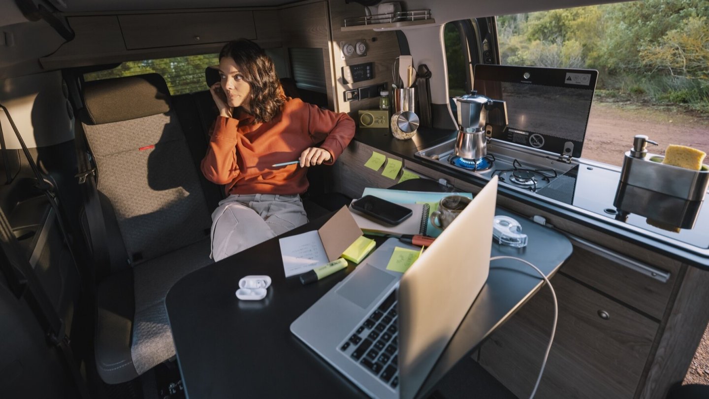 Der Tisch ist versenkbar.