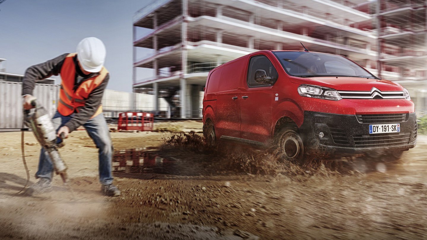 Im Marketing heißt sowas 'Lifestyle Shot'. Im realen Leben wäre der Mann ziemlich sauer. Und schmutzig,