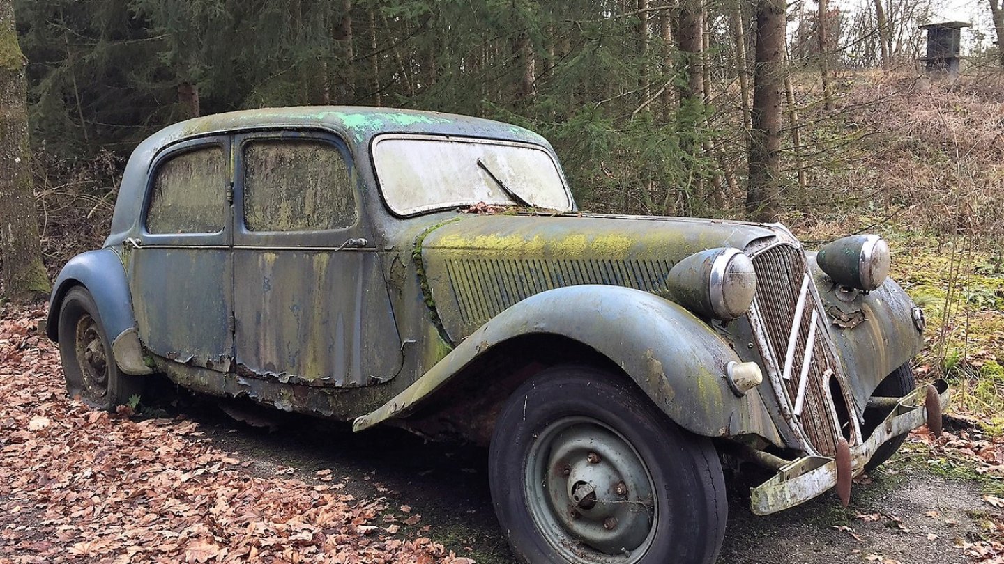 Langzeitparker: Ein Auto im Wandel der Zeiten.