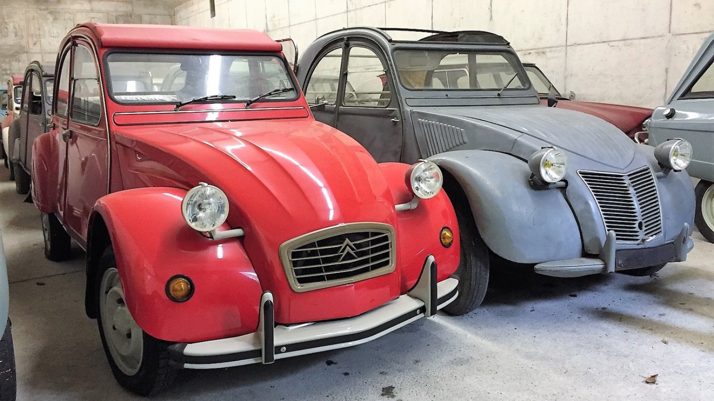 Die rote Ente stammt aus 1990 und ist noch ein Neuwagen: Folie auf den Sitzen, 9 Kilometer auf dem Zähler.