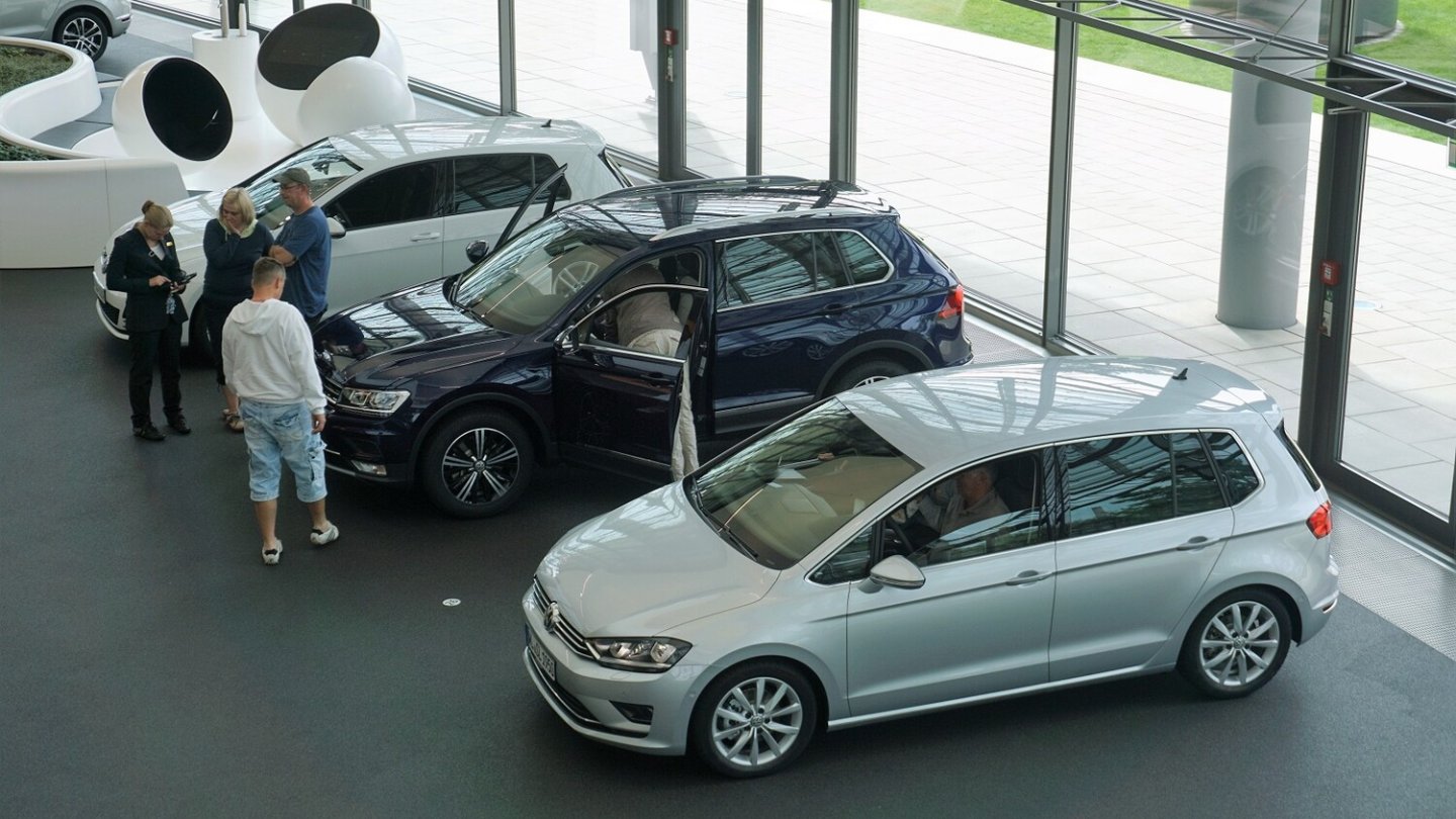 Neuwagenübergabe in der Autostadt: Ab 16. März ist der VW-Tempel geschlossen.