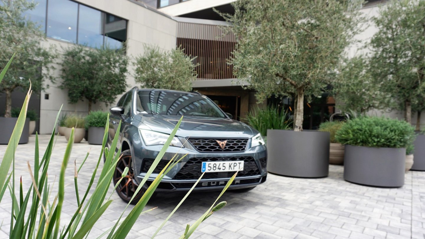 Kenner wissen: Als Cupra bekommt der Ateca eine neue Tagfahrlicht-Signatur.