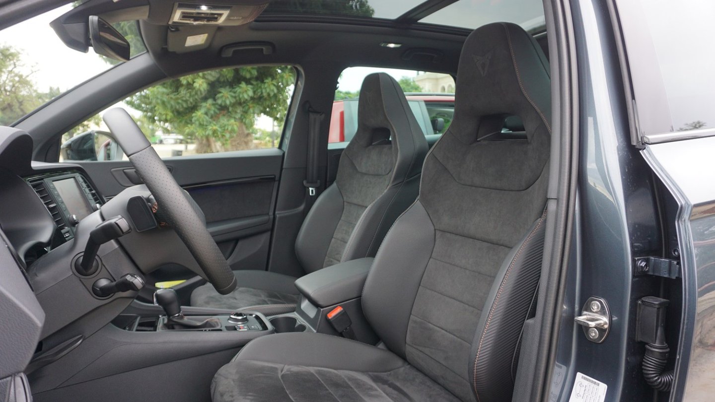 Die Schalensitze mit Alcantara-Bezügen kosten Aufpreis.