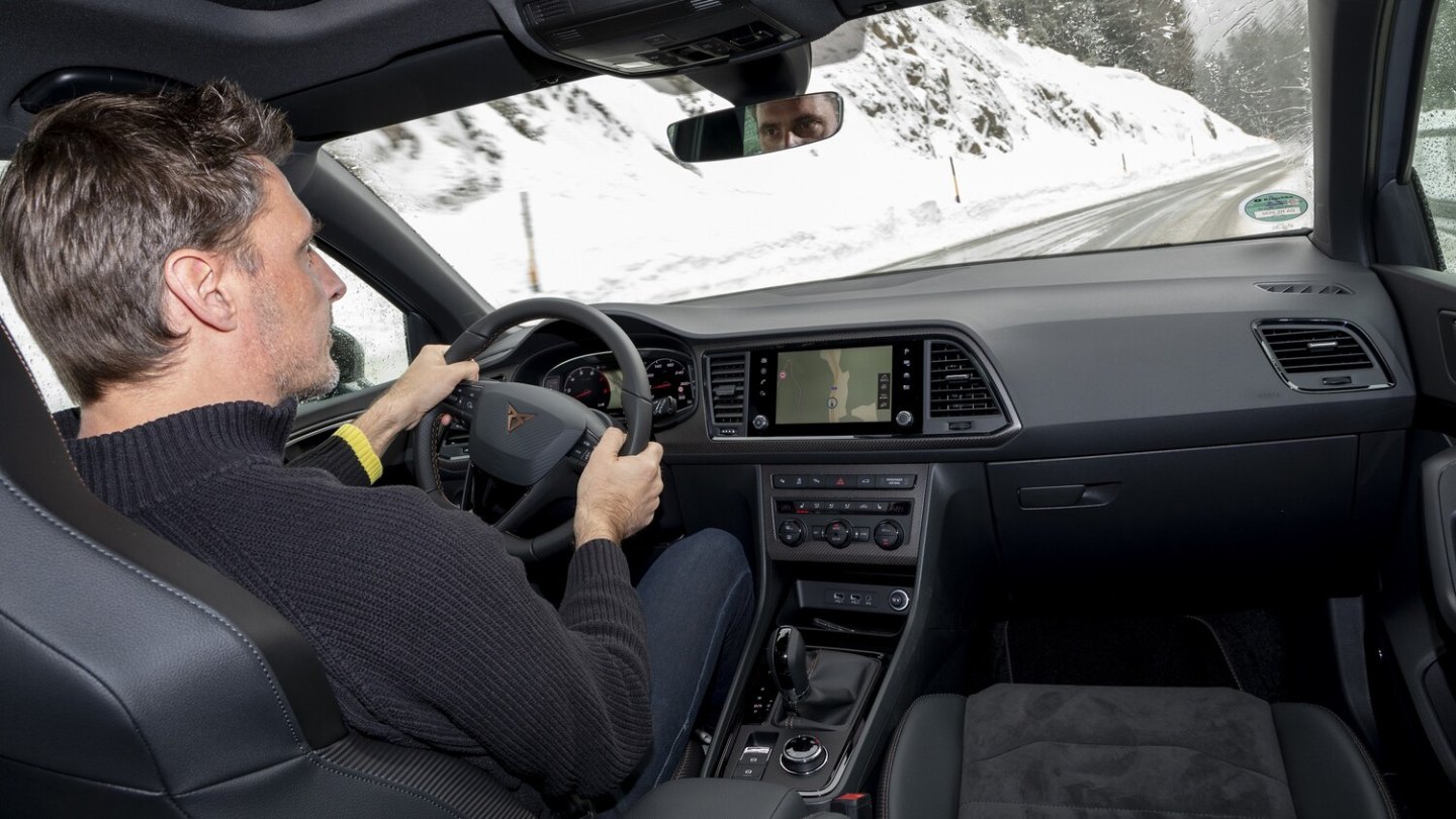 Auch mit dem Cupra-Makeup bleibt das Ateca-Cockpit sehr sachlich.