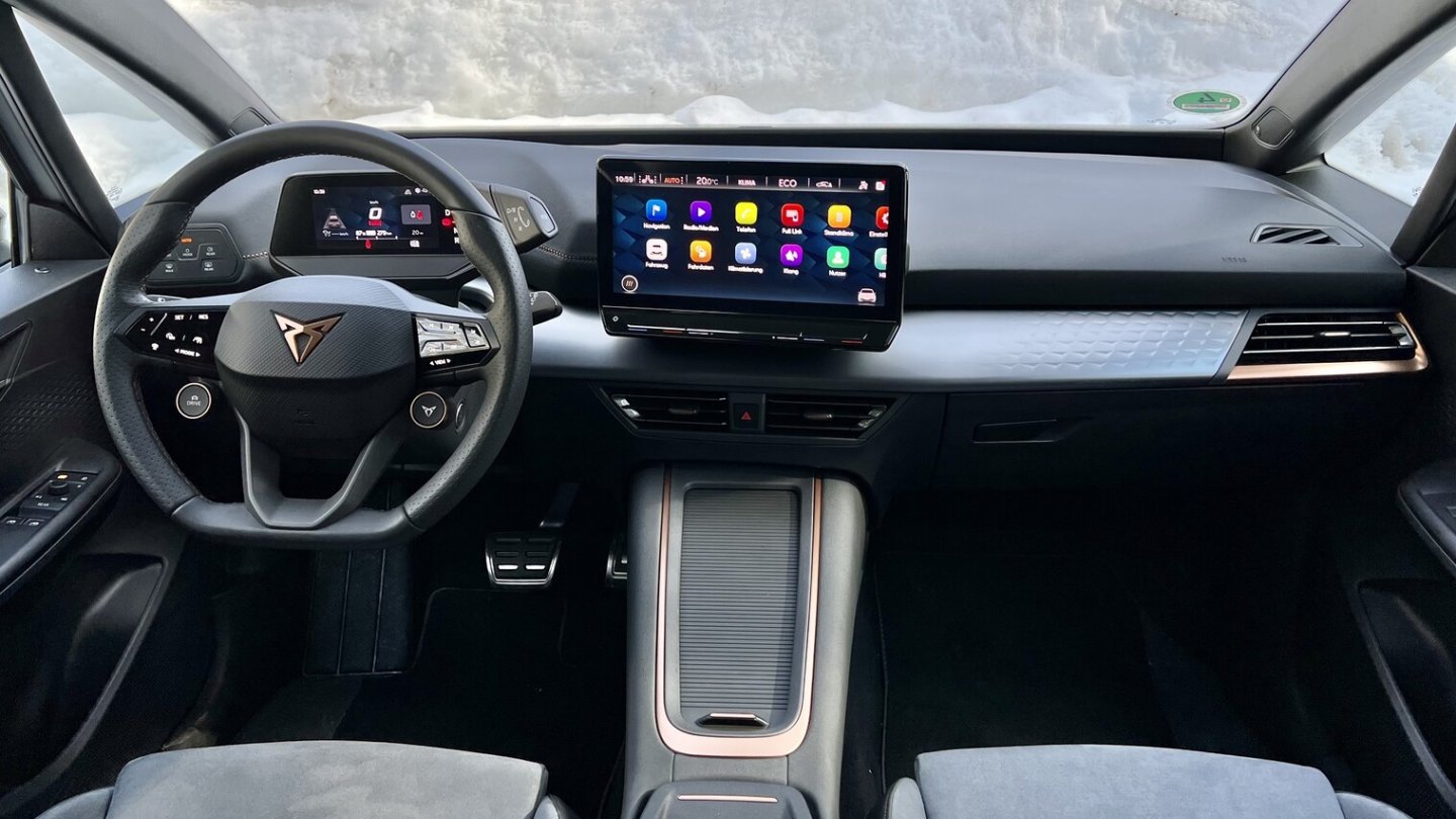 Das Cockpit ist zum Fahrer hin orientiert.