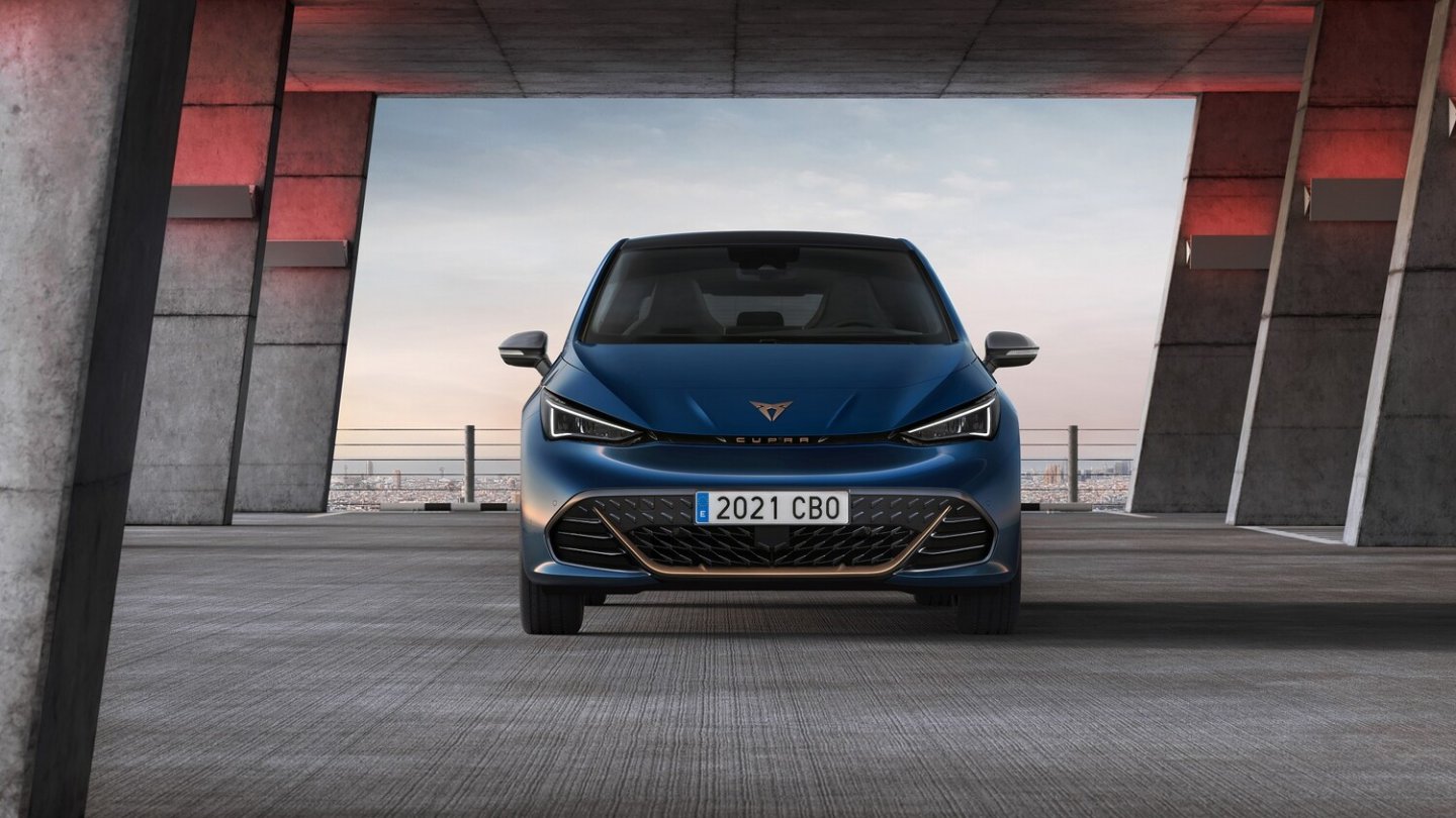 Der Cupra Born hat größere Lufteinlässe an der Front.