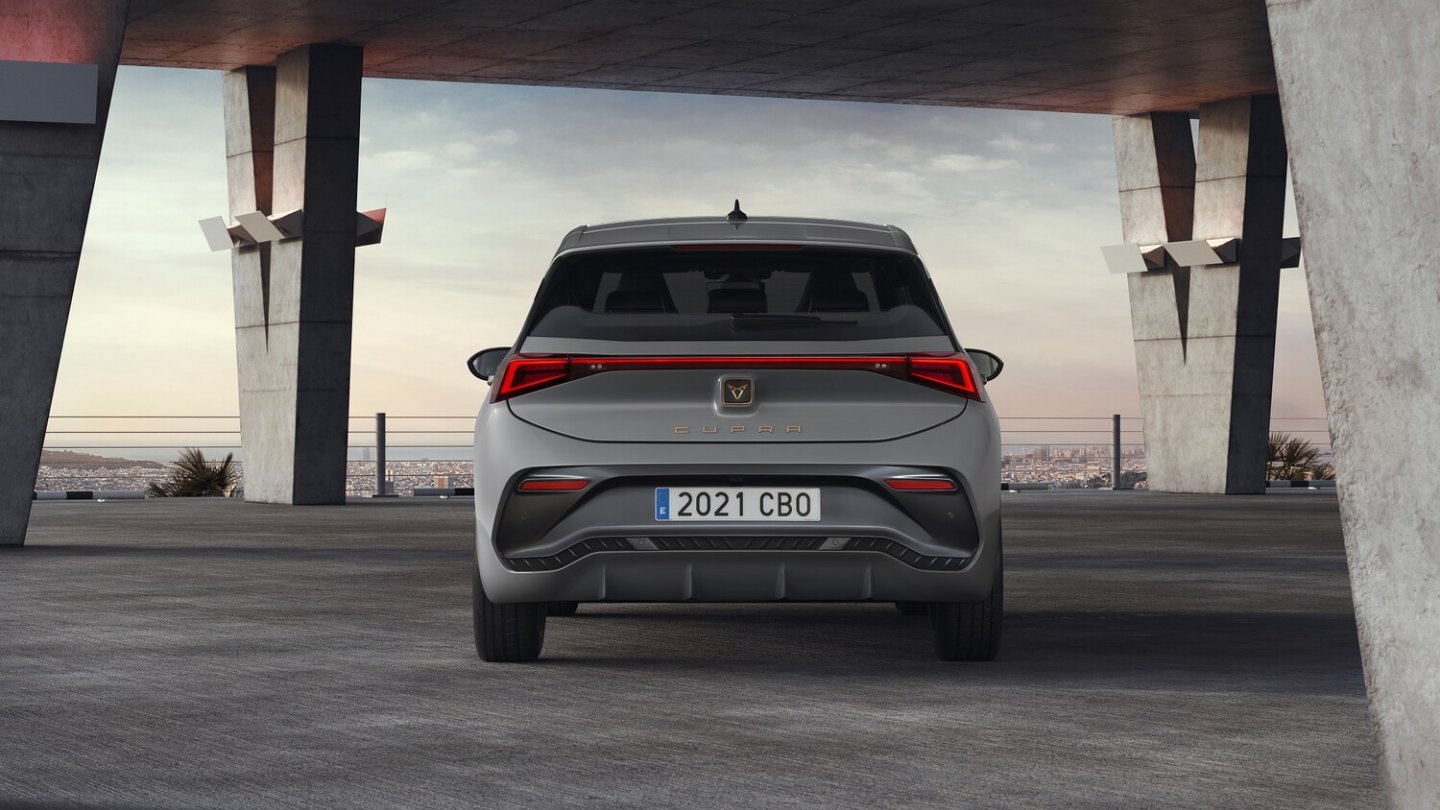 Der Cupra Born hat ein durchgehendes LED-Lichtband am Heck.