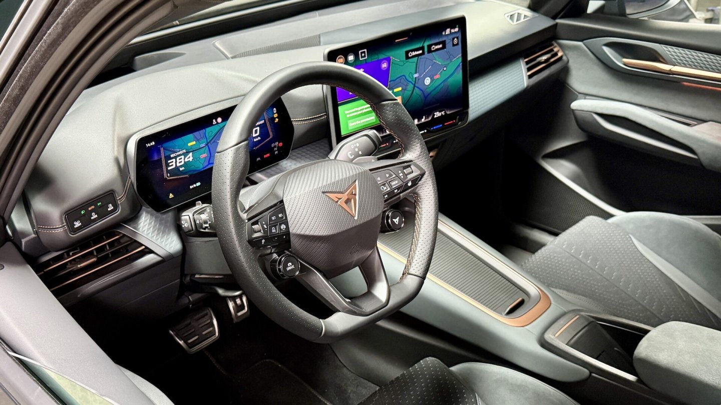 Das 10,25 Zoll große Fahrer-Display steckt unter einer angedeuteten Hutze.