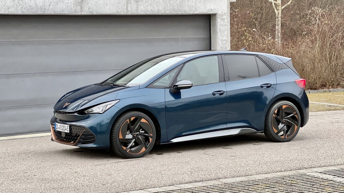 Der Testwagen trägt die Farbe Aurora Blau.