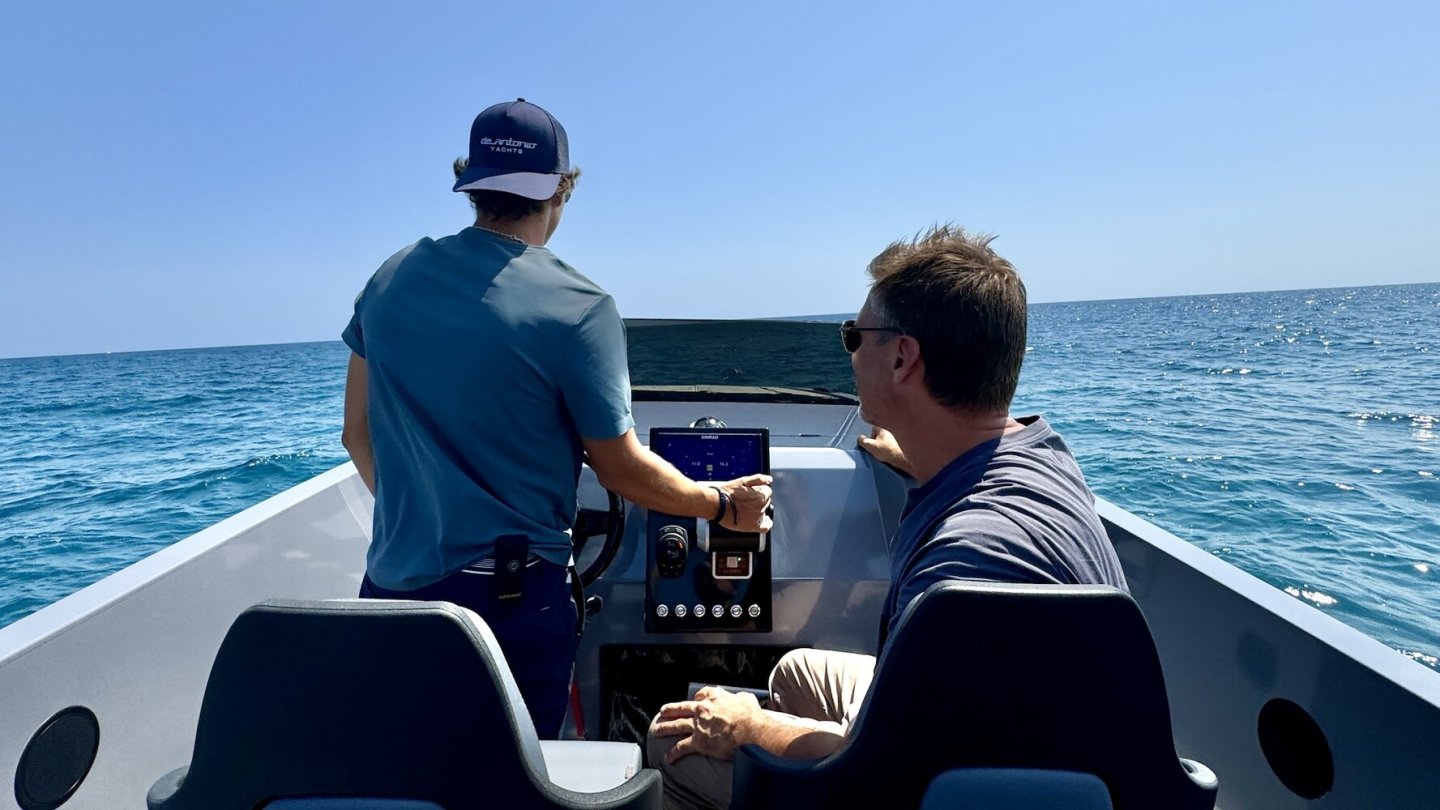 Mitfahrt: De-Antonio-Mann Luis steuert die Yacht.