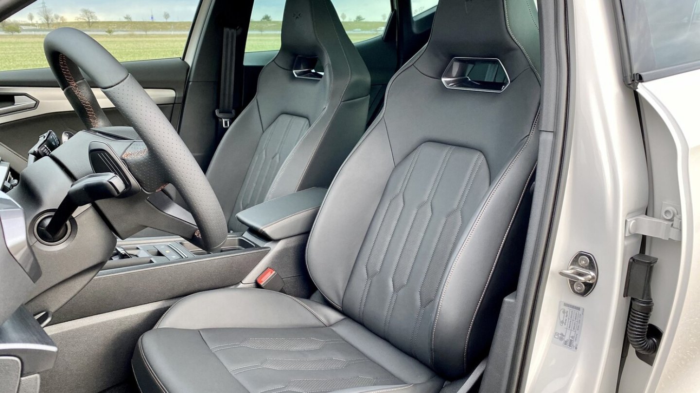 Die tollen Sportsitze sind serienmäßig, Lederbezüge kosten extra.