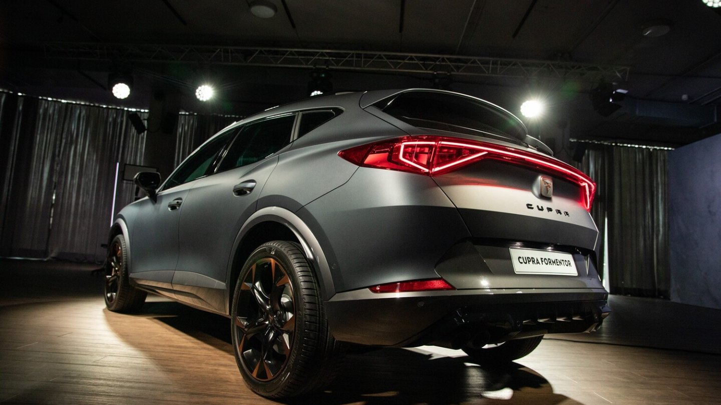 Wie der Leon zeigt der Formentor ein Lichtband am Heck.