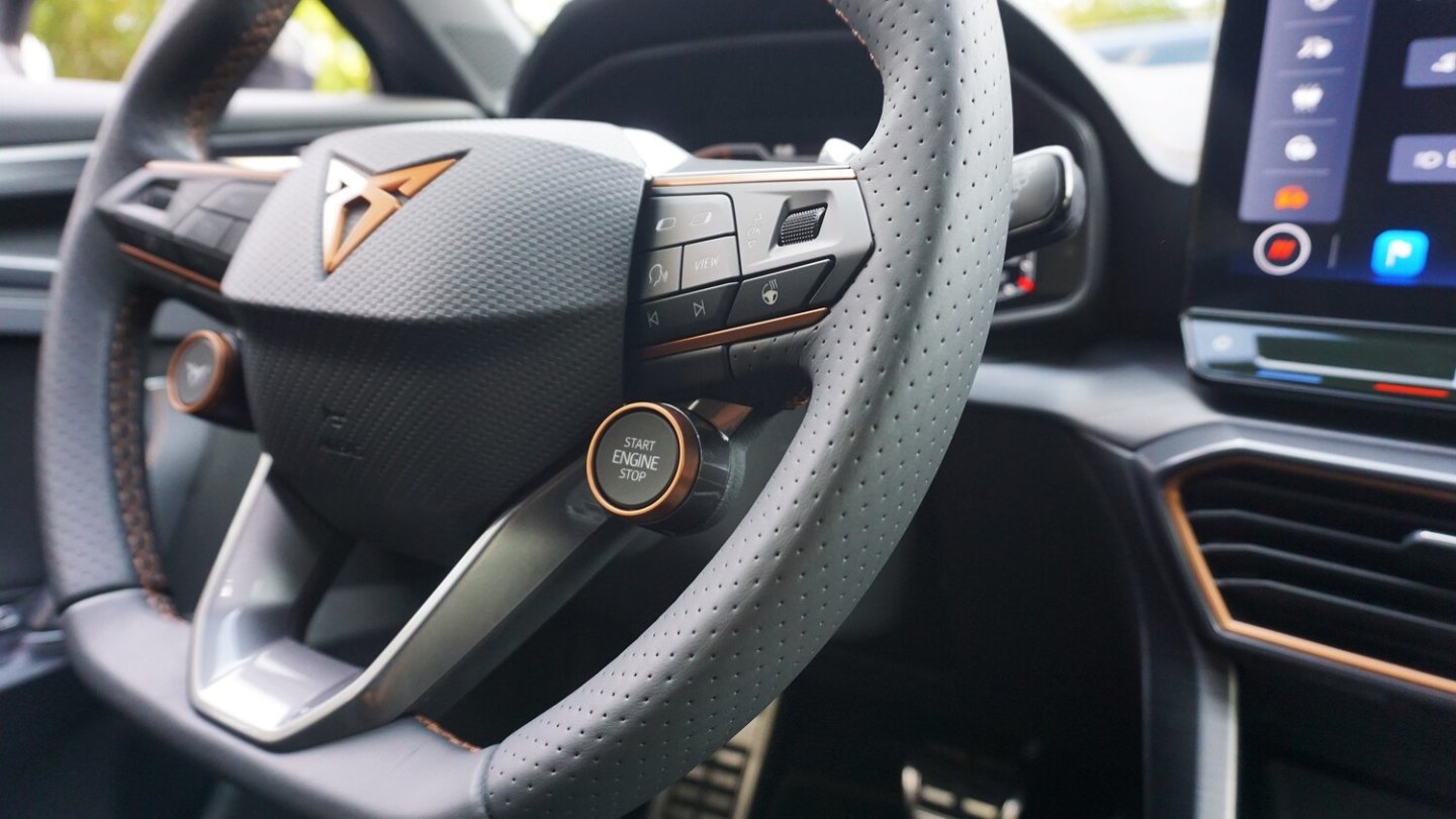 Typisch Cupra: Zwei runde Tasten am Multifunktionslenkrad.