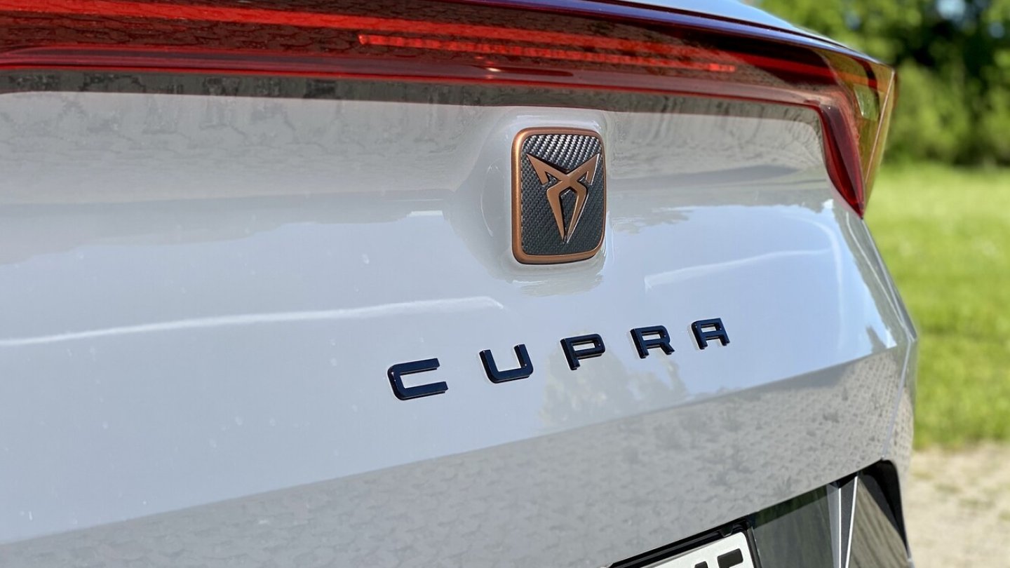 Der Cupra-Schriftzug auf der Heckklappe.