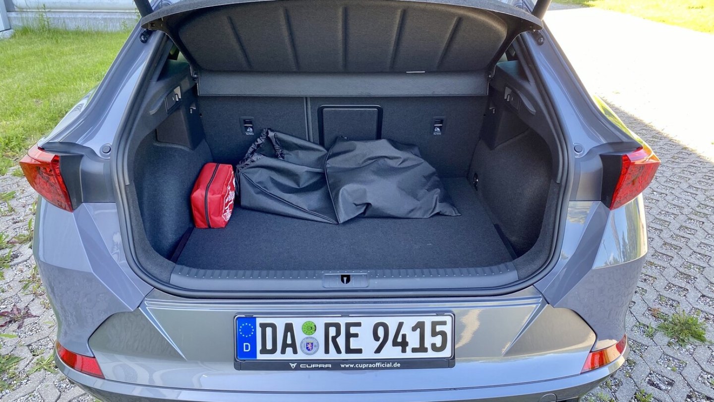 Das Ladevolumen des Kofferraums sinkt von 450 auf 345 Liter.