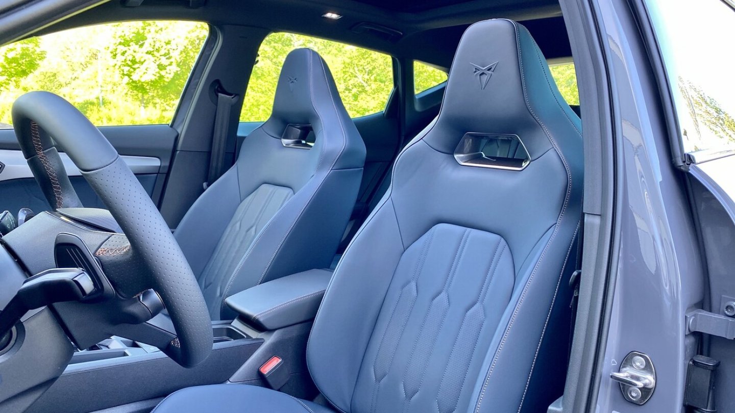 Sehr bequeme Sportsitze sind serienmäßig, das blaue Leder kostet Aufpreis.