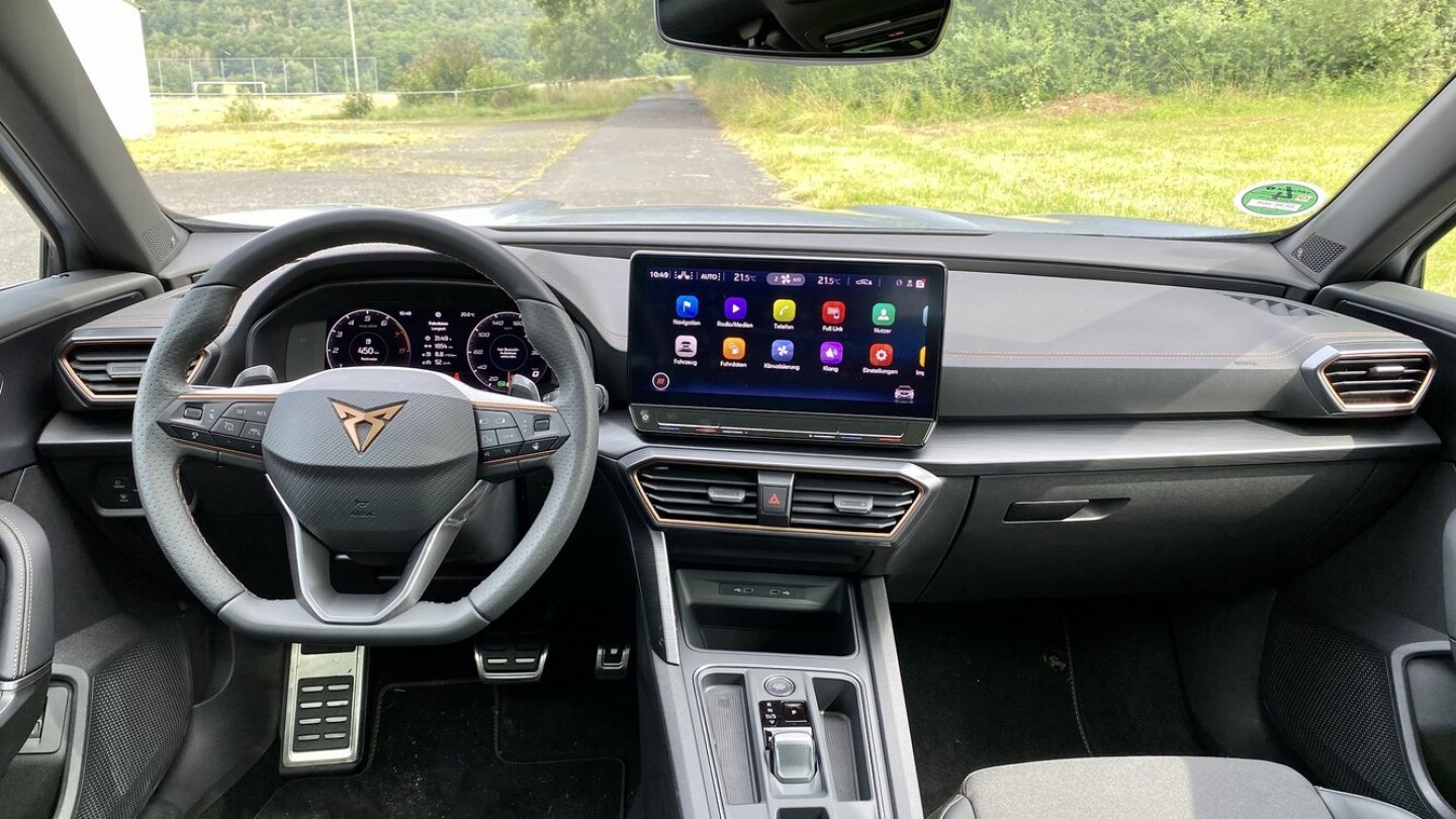 Bei den VZ-Modellen ist ein Navigationssystem mit 12-Zoll-Monitor serienmäßig.