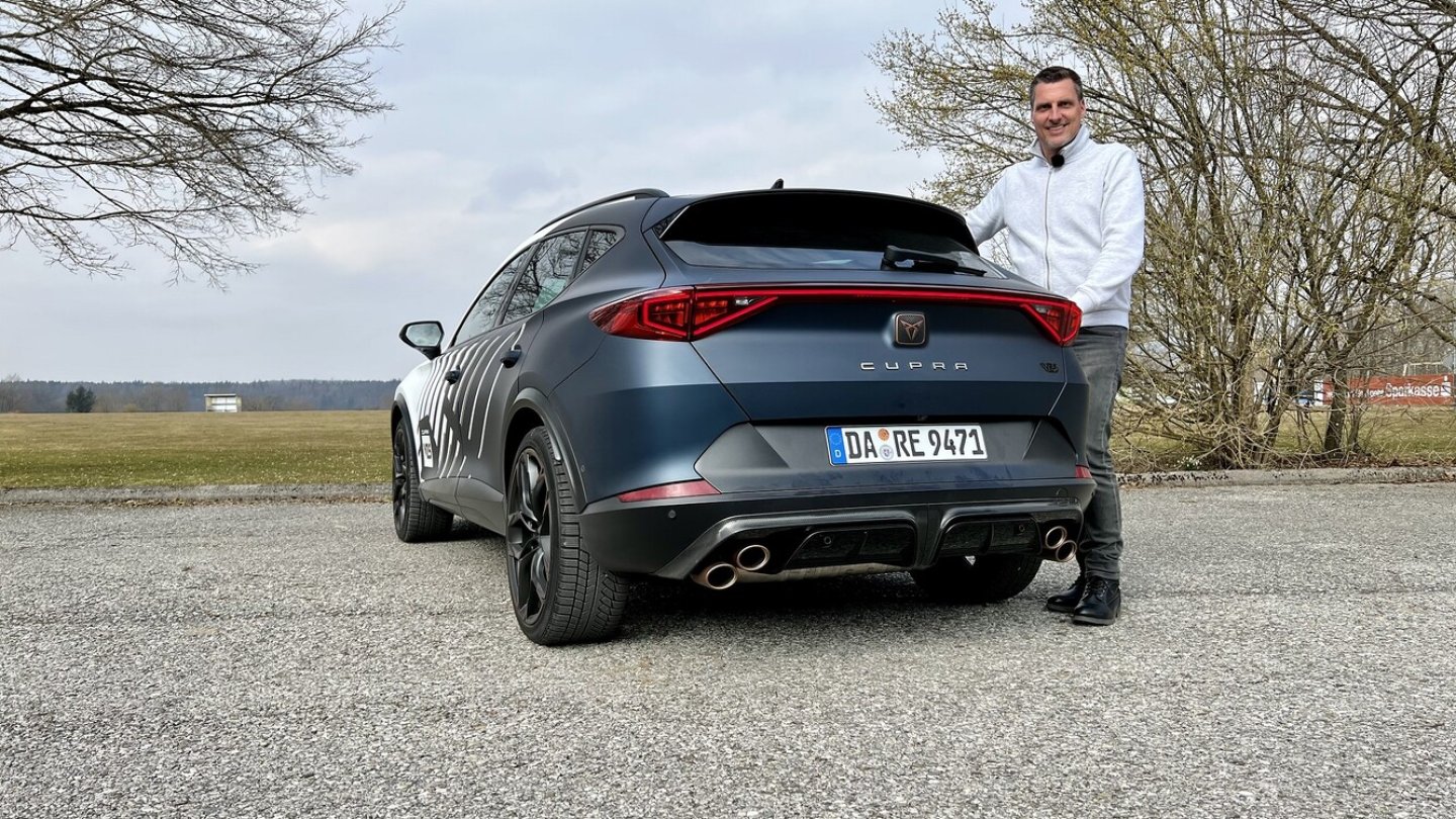 Die Grundfarbe des folierten Testwagens ist Petrol Blau.