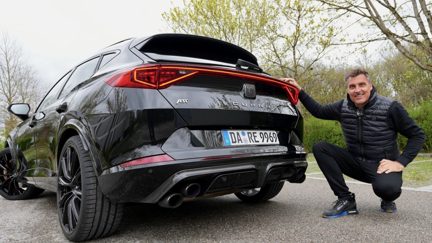 Auch die optionale Akrapocis-Abgasanlage hat diagonal angeordnete Endrohre.