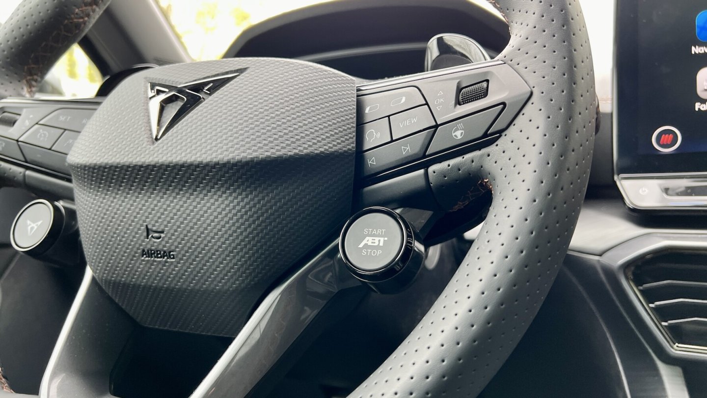 Auch die Motorstart-Taste bekam ein Abt-Tuning.