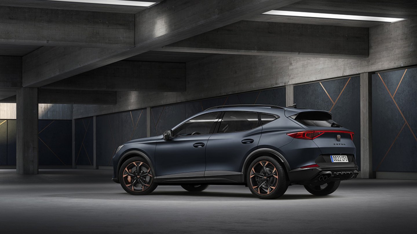 Die vier Endrohre verraten den Benziner.