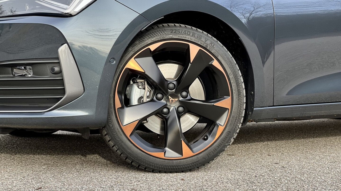 18-Zoll-Felgen sind Serie, die kupferfarbenen Elemente sind Teil eines Design-Pakets.