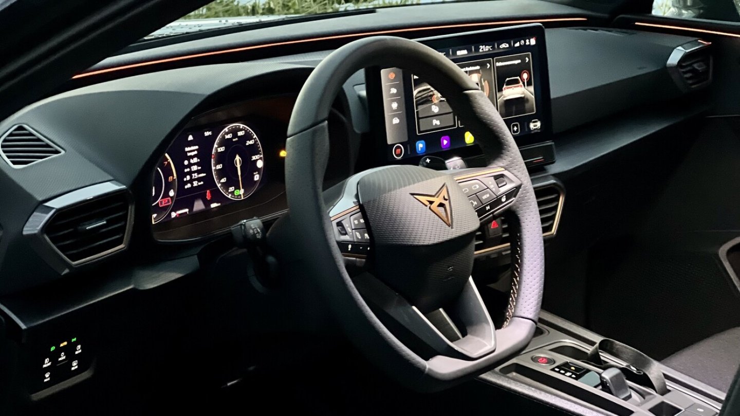 Das Cockpit neigt sich in Richtung Fahrerplatz.