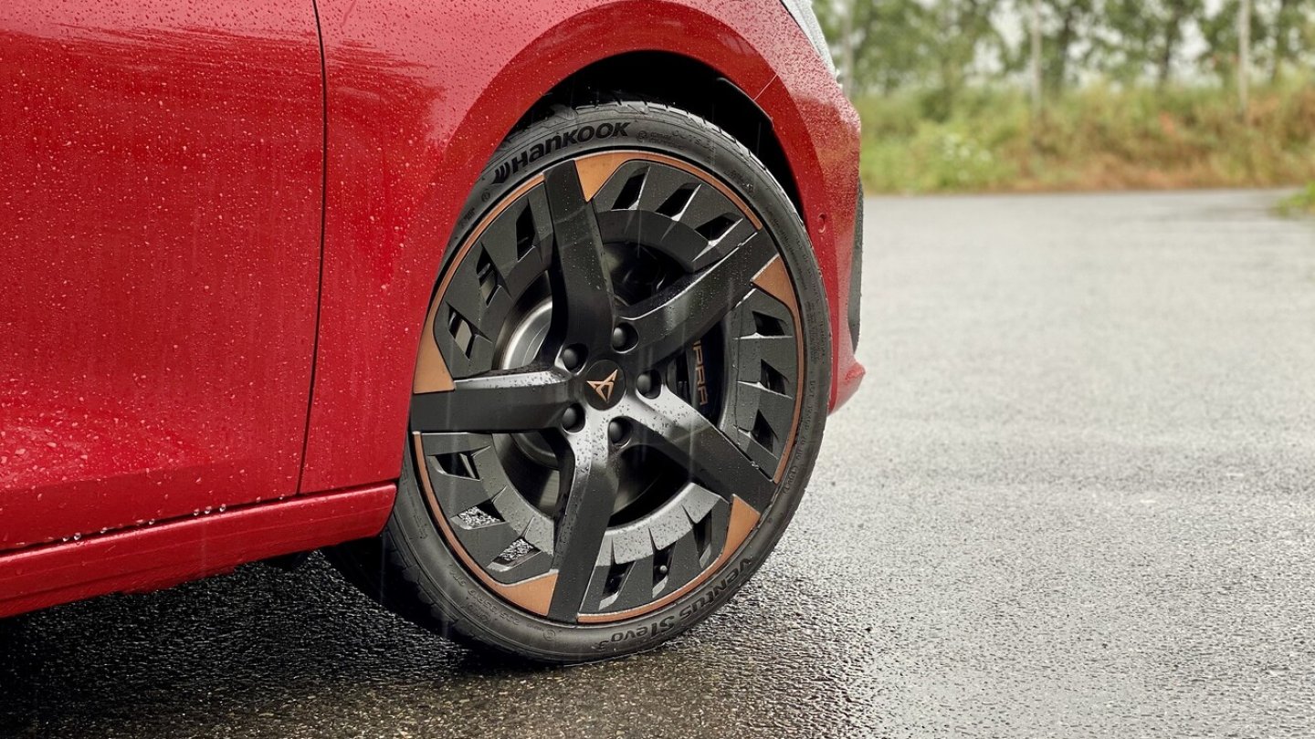 19-Zoll-Felgen sind serienmäßig, dieses Design kostet extra.