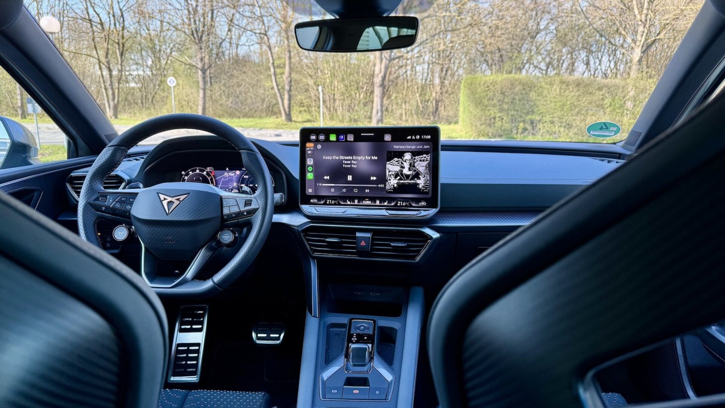 Die Mittelkonsole neigt sich in Richtung Fahrerplatz.