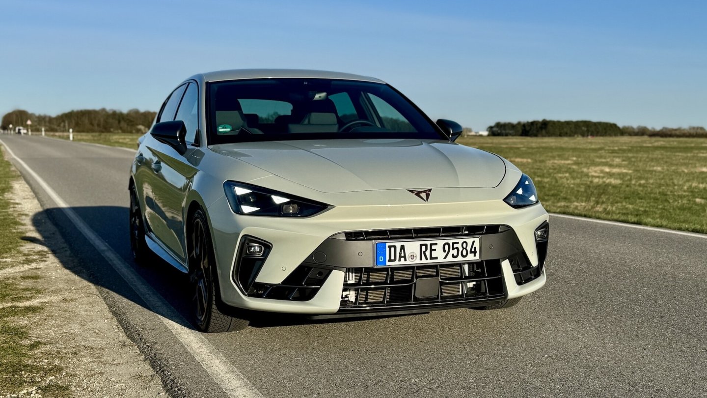 Die Matrix-LED-Scheinwerfer zeigen eine dreiteilige Tagfahrlicht-Signatur.