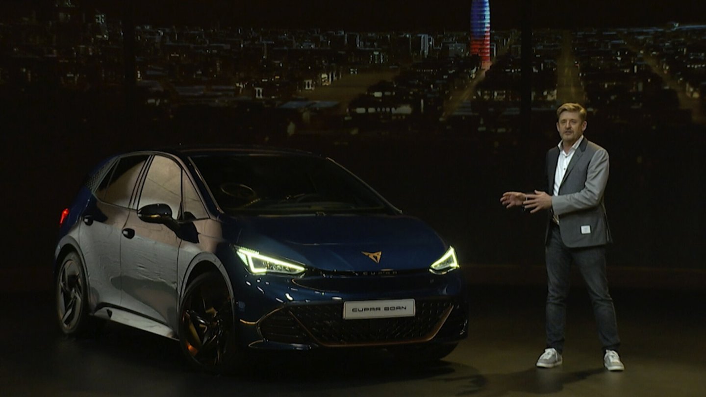 Cupra-CEO Wayne Griffiths präsentiert den elektrischen Born.