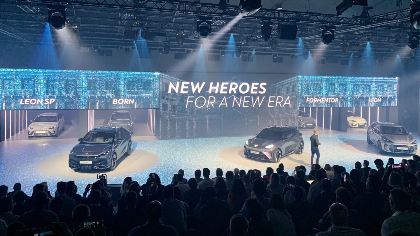 Große Bühne: Links im Vordergrund der Cupra Tavascan.