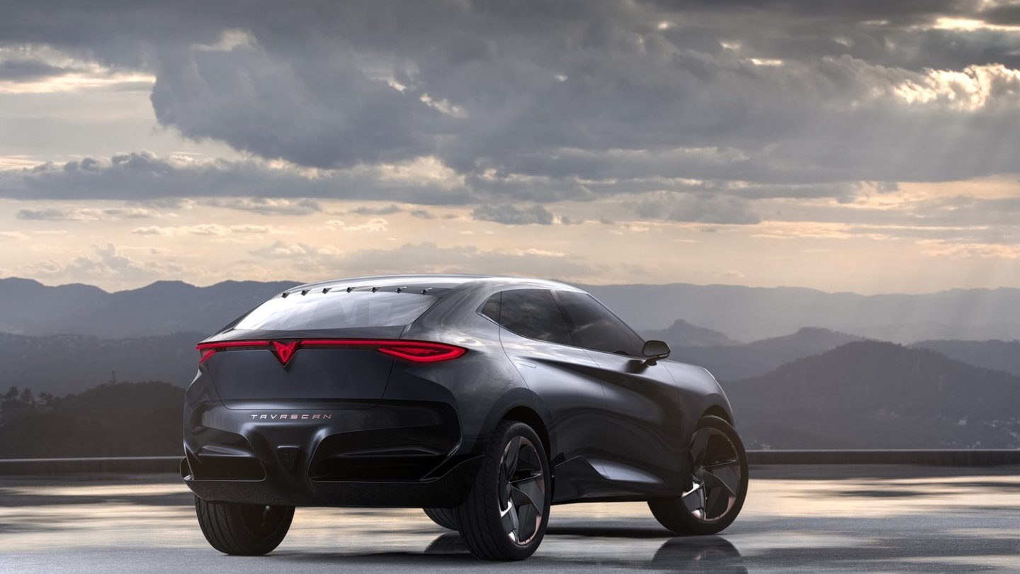 Ein durchgehendes LED-Band am Heck des Tavascan.