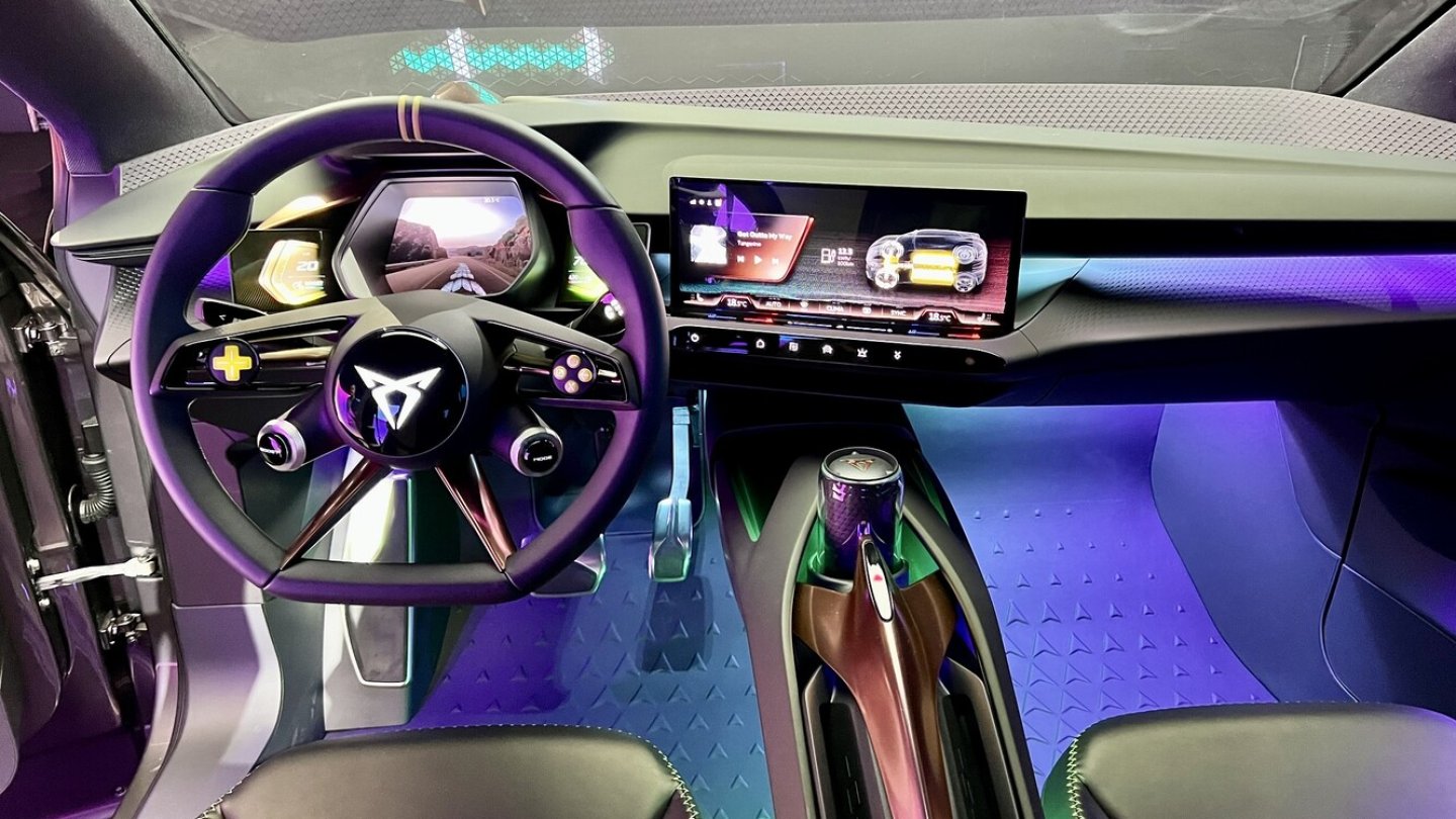 Das Cockpit ist fahrerorientiert und dürfte nah an der Serie sein.