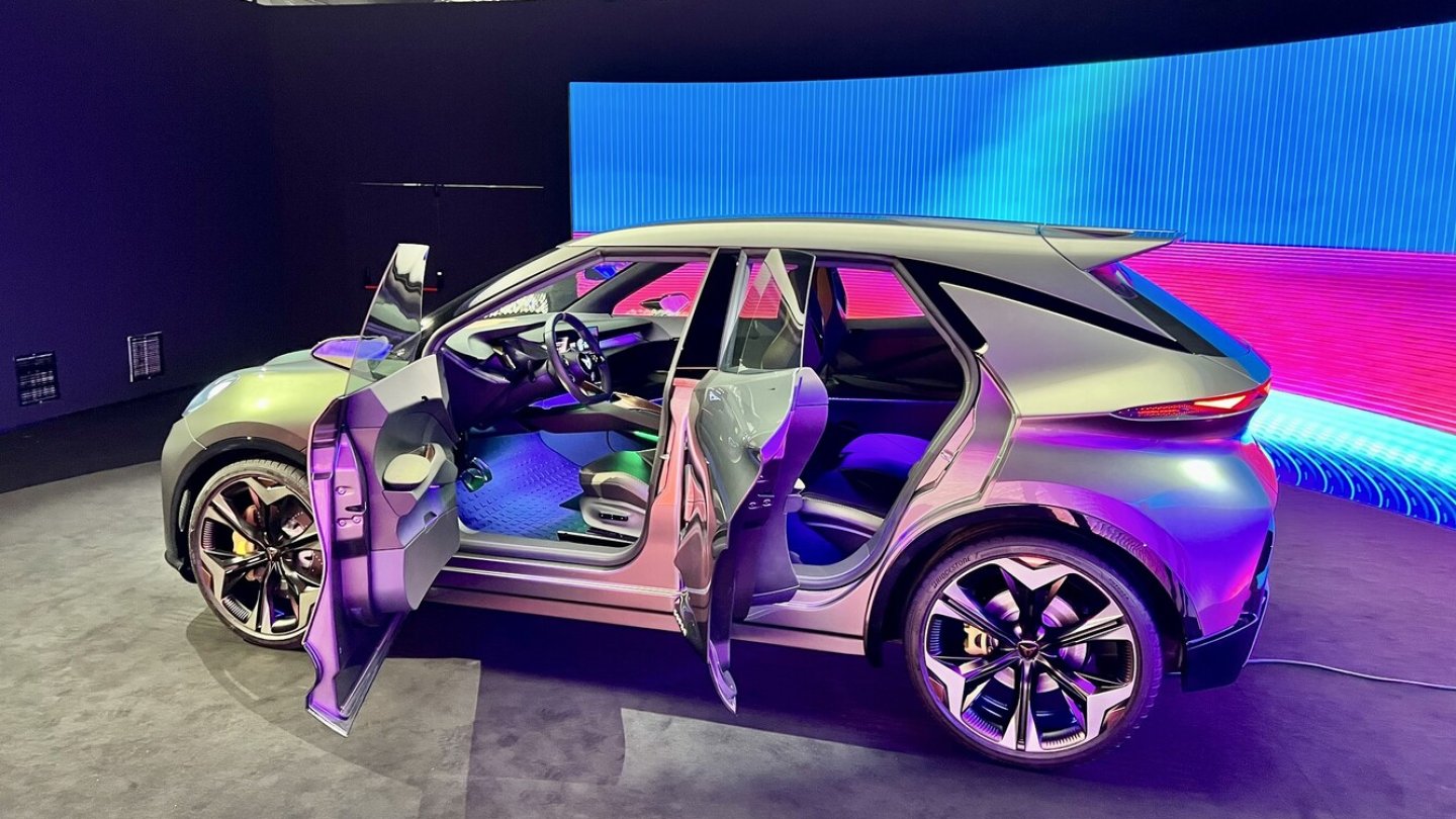 Die rahmenlosen Seitenscheiben zählen zur Studien-Folklore.