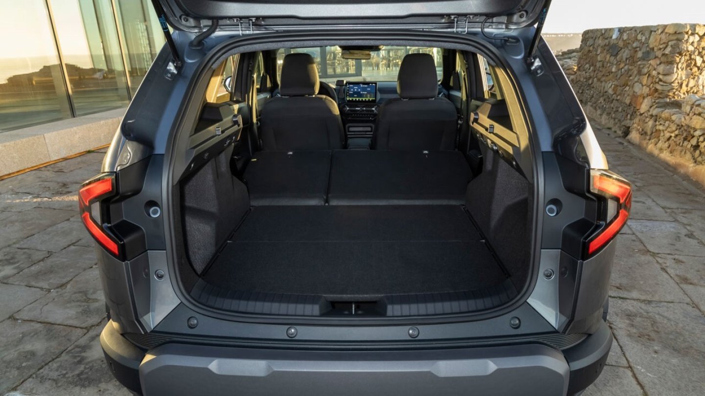 Wenn man die Lehne der Rücksitzlehne umklappt, bleibt eine kleine Stufe im Ladeboden.