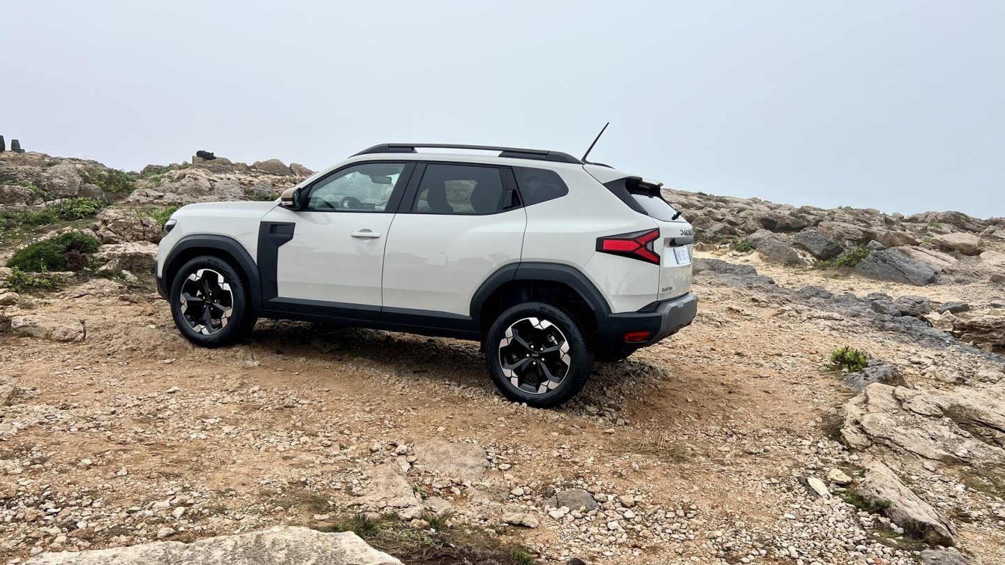 Sandstorm, hier am Dacia Duster Extreme, ist eine neue Lackoption.