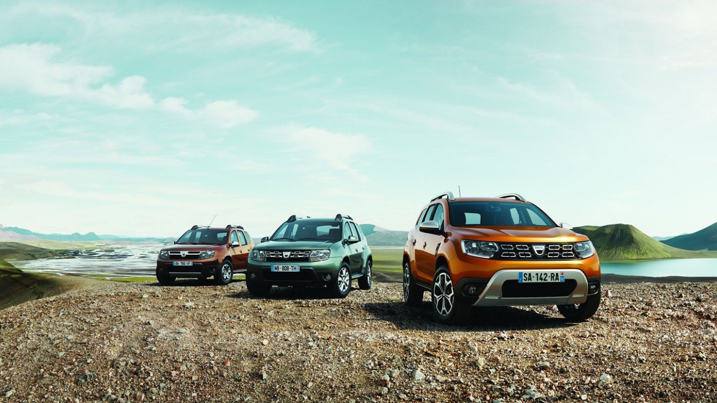 Links der Vorgänger samt Faceliftmodell, rechts der neue Duster.