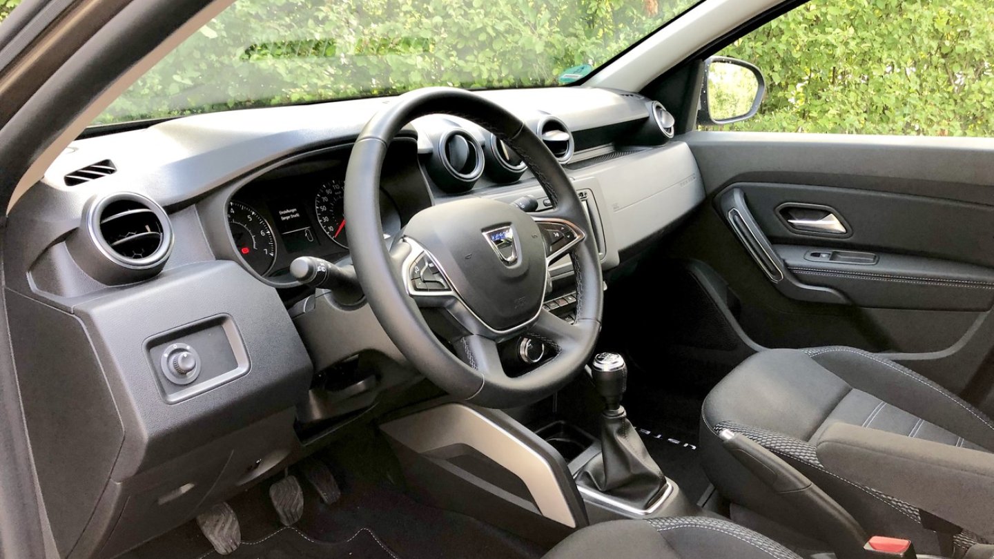 Geräumiger Innenraum mit viel Hartplastik und guter Ergonomie.