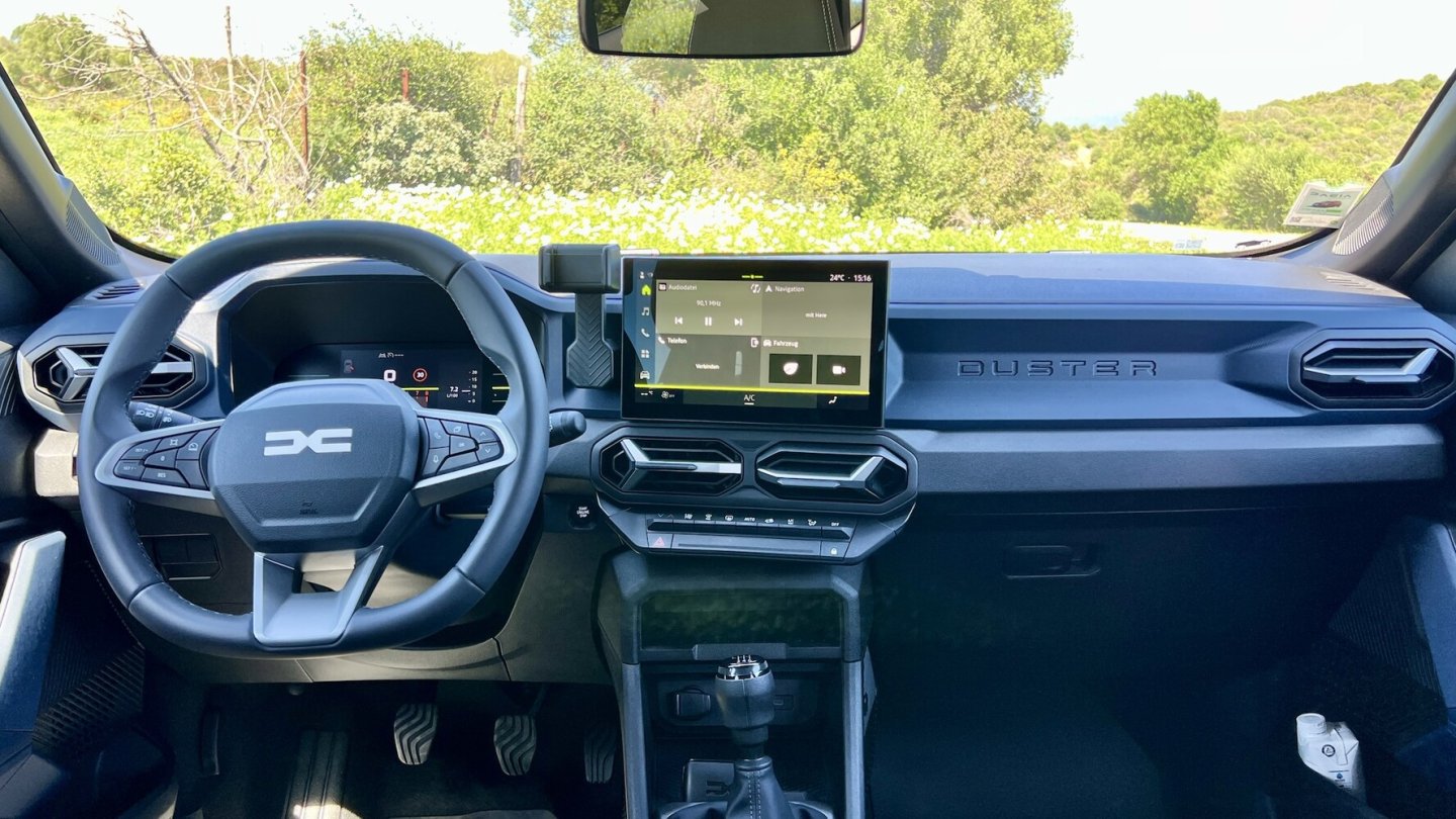 Das 10,1 Zoll große Display ist ab Expression an Bord, das Navigationssystem im Duster Journey.