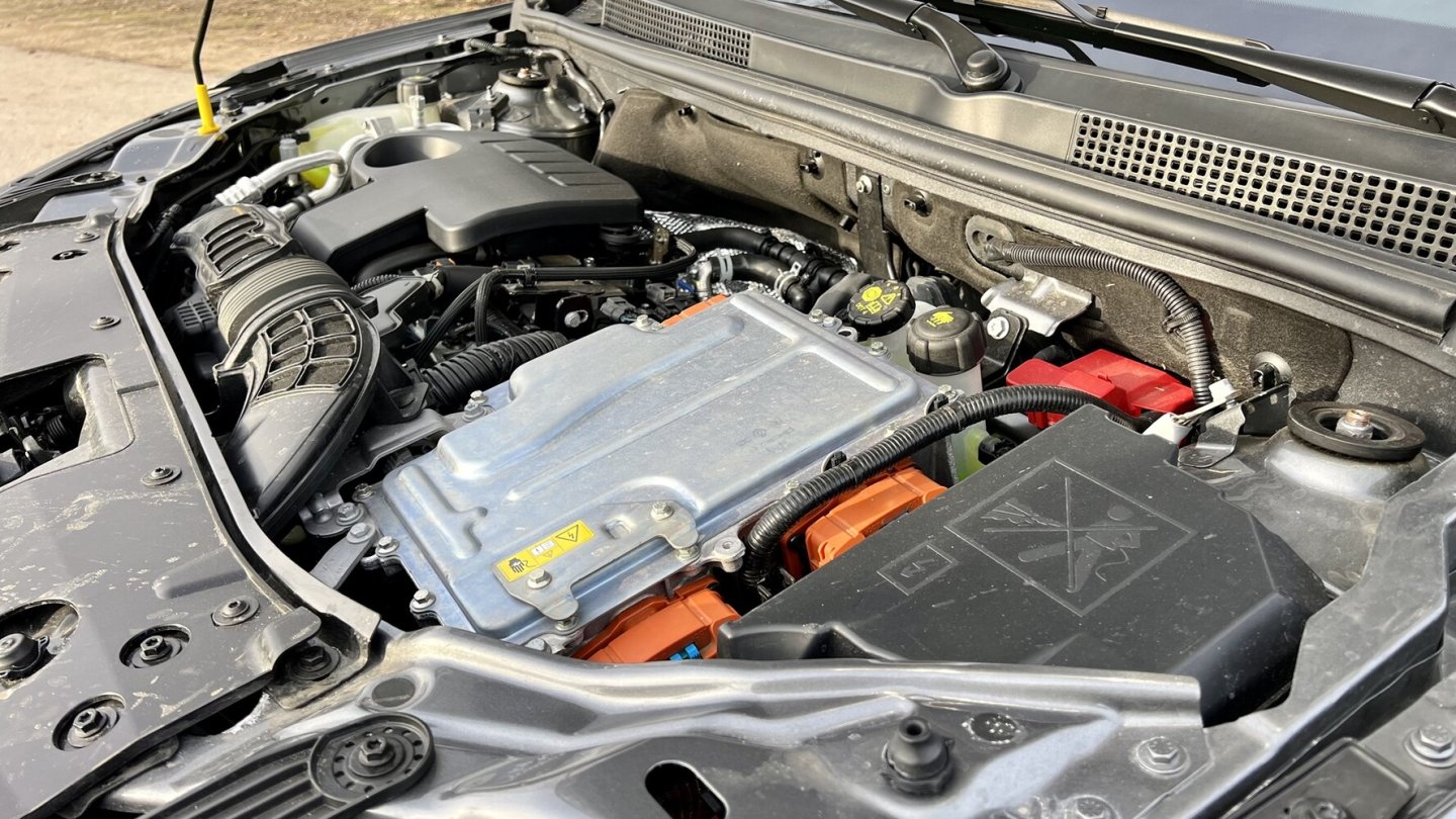 Der aufwendige Hybrid-Antrieb hat eine Systemleistung von 141 PS.