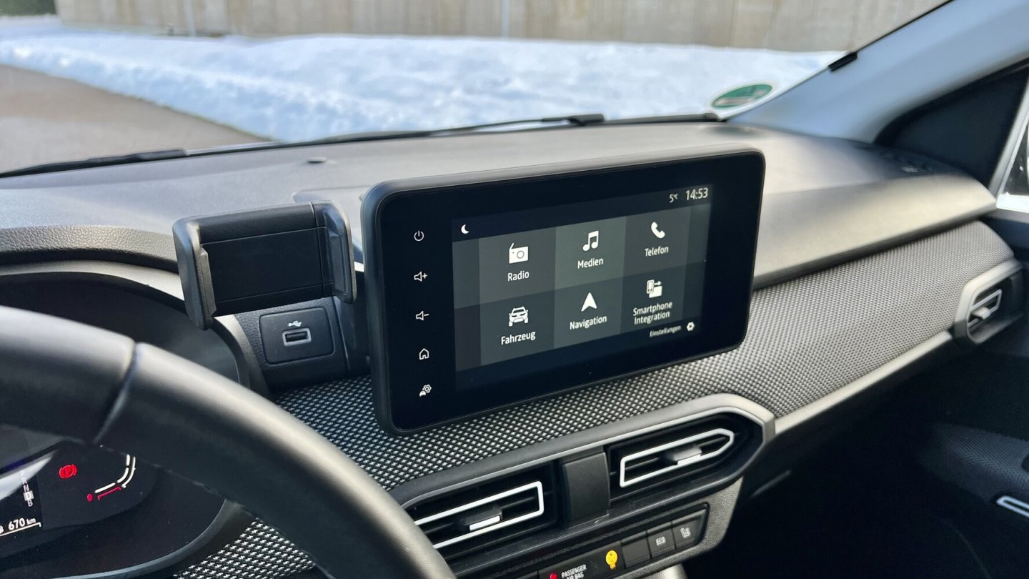 Gut platzierter, aber wackliger Smartphone-Halter im Armaturenbrett.