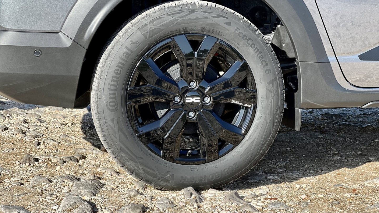 Die schwarzen 16-Zoll-Felgen gehören zur Ausstattungslinie Extreme.