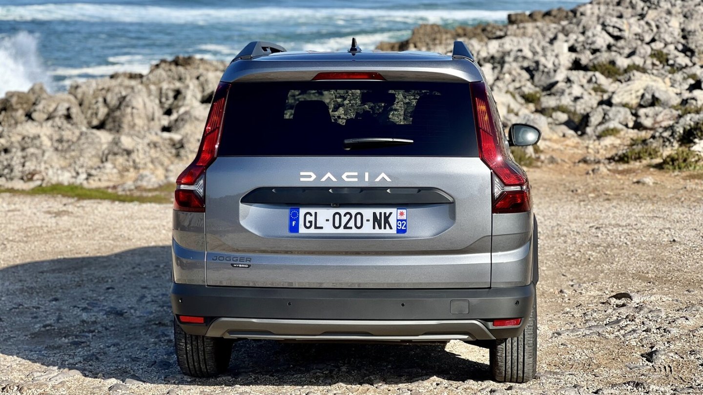 Am Heck zeigt sich der neue Markenschriftzug.