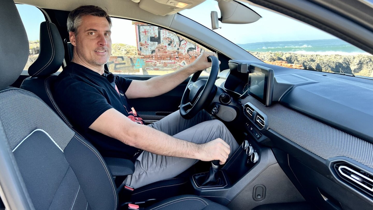 Auf dem Fahrersitz hat man viel Platz, aber nur eine geringe Abstützung der Beine.