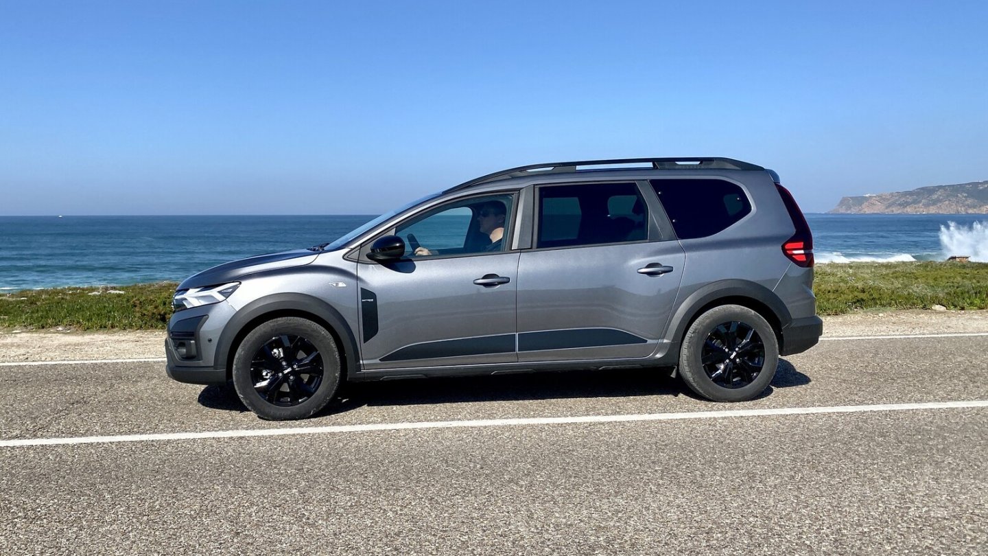 Formal wandert der Dacia Jogger zwischen Kombi und Van.
